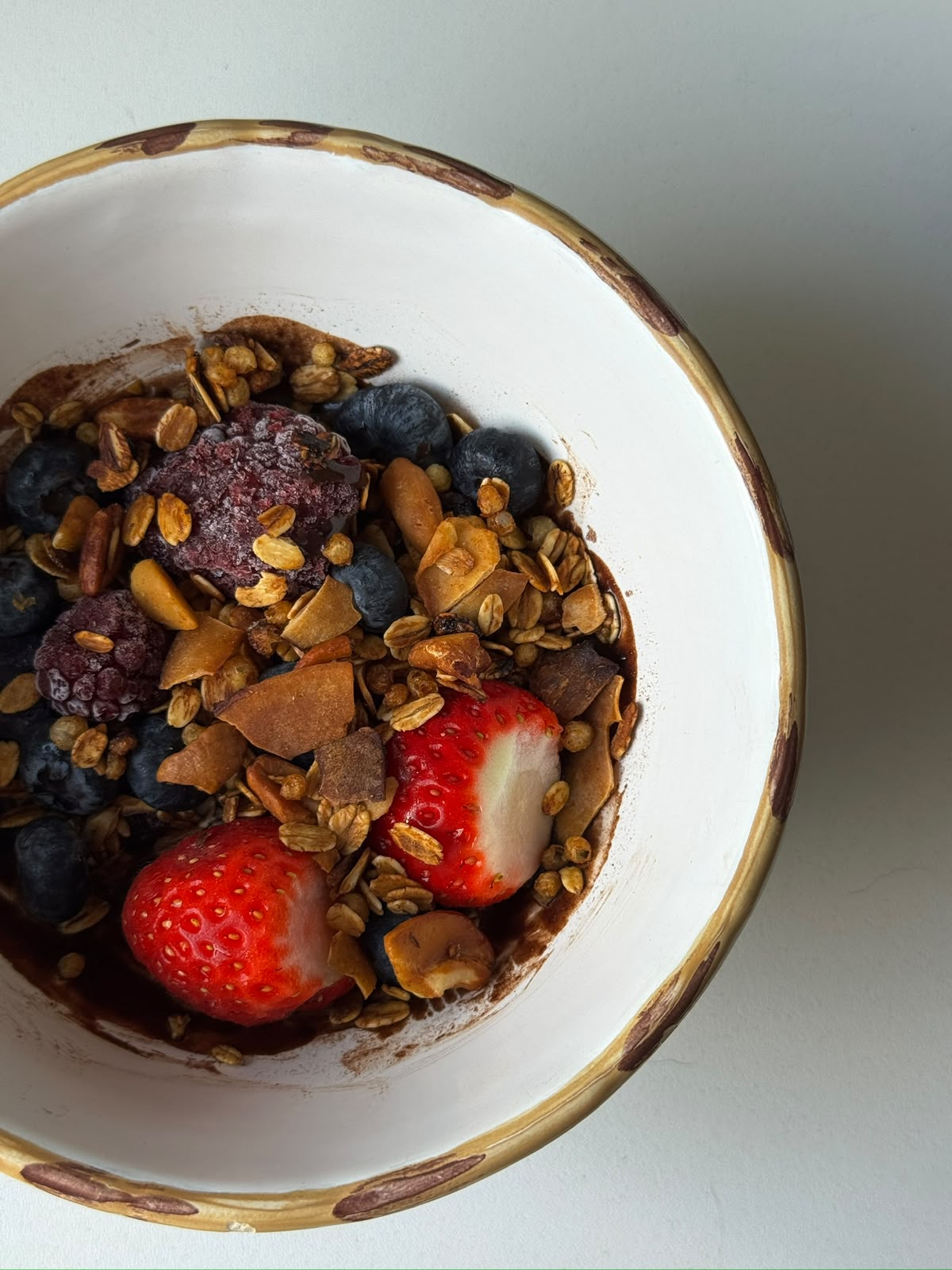 Smoothie com Frutas Vermelhas e Granola Kura
